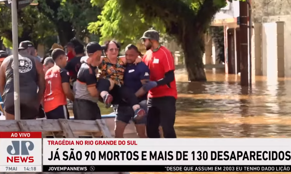 Voluntários fazem mergulhos arriscados e usam até pranchas de surfe para salvar pessoas e animais em Porto Alegre