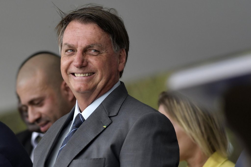 Em tom irônico, Jair Bolsonaro deseja que Rodrigo Maia ‘seja feliz’
