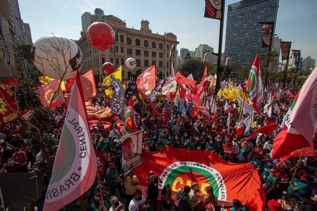Manifestantes protestam contra Jair Bolsonaro no Vale do Anhangabaú, em São Paulo