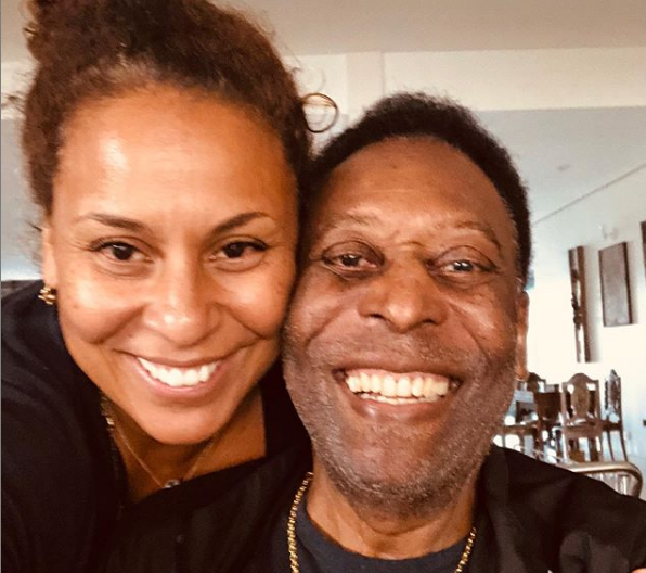 Filha de Pelé posta foto do Rei no hospital e comemora recuperação: ‘Ele está sem dor’