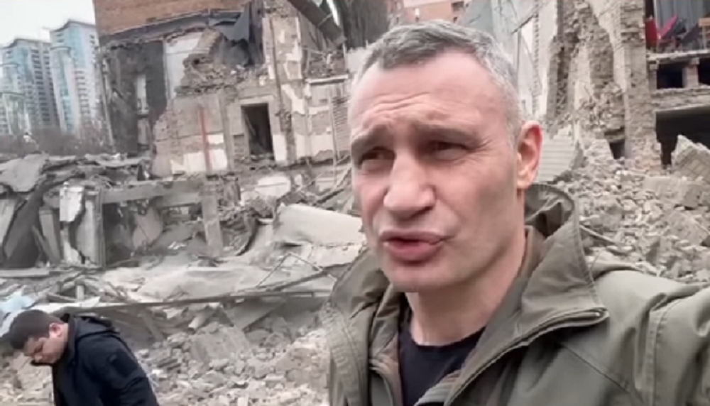 Rússia bombardeia Kiev, danifica edifícios e deixa ao menos cinco feridos