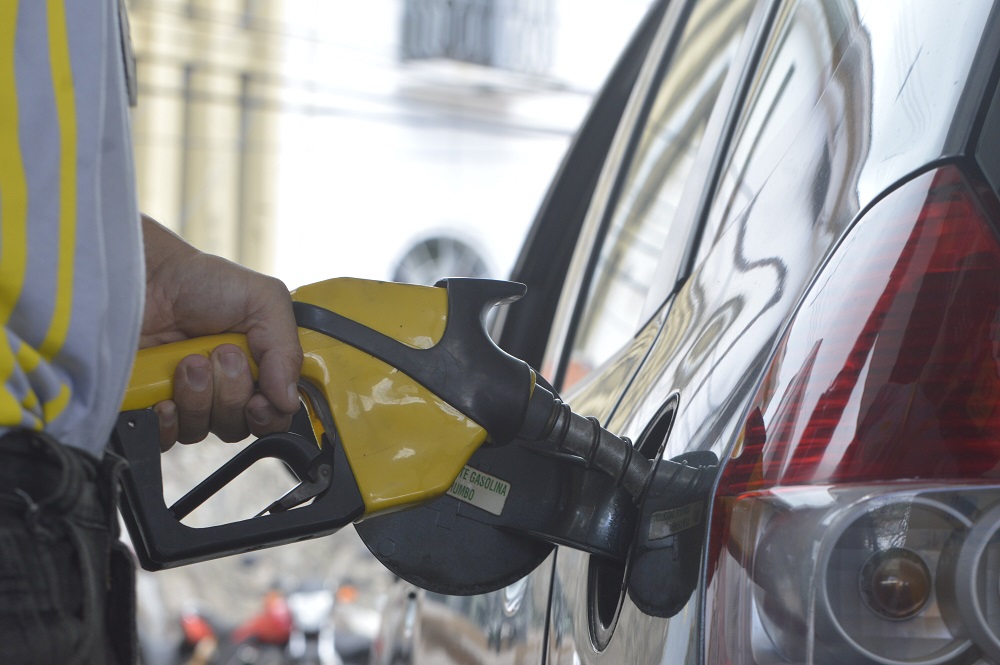 Preço médio do litro da gasolina fica abaixo de R$ 5 após mais de um ano