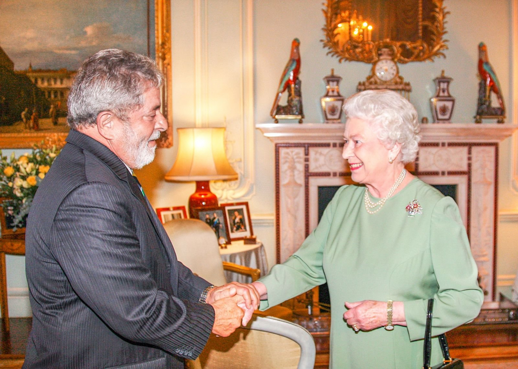 Lula presta homenagem à Rainha Elizabeth II e relembra encontro: ‘Gravo na memória’