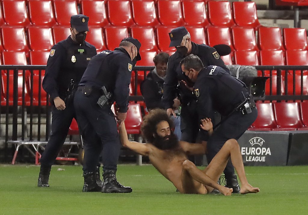 Liga Europa: Homem nu invade o campo durante Granada x Manchester United; assista 