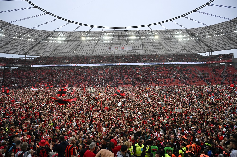 Bayer Leverkusen goleia o Werder, conquista o Alemão pela primeira vez, e torcida invade o campo para comemorar