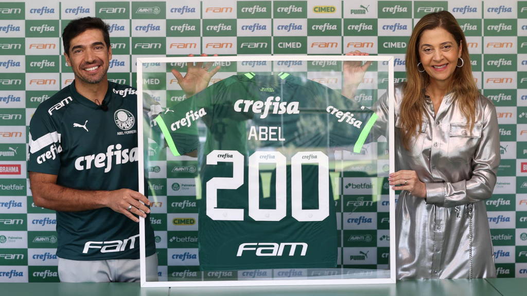 Abel Ferreira é homenageado por Leila após superar marca de 200 jogos no Palmeiras: ‘Apoio incondicional’