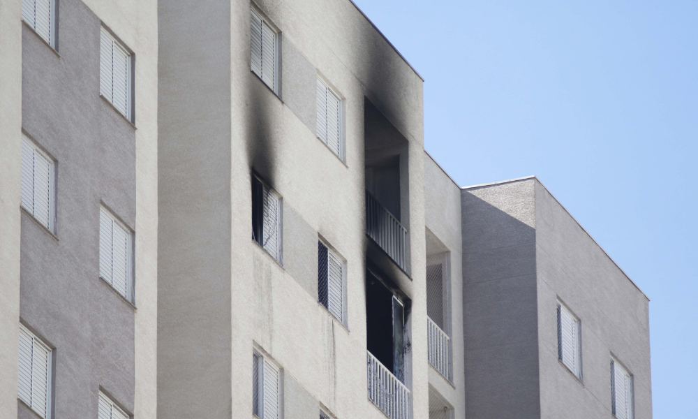 Homem morre ao cair do 11º andar de prédio em Campinas para fugir de incêndio