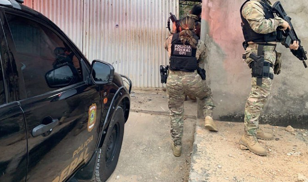 Polícia Federal faz operação contra grupo suspeito de fornecer 43 mil armas para as principais facções do país