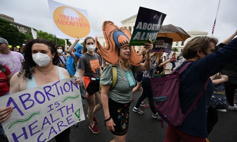 Centenas de mulheres saem às ruas e manifestam a favor do aborto nos Estados Unidos
