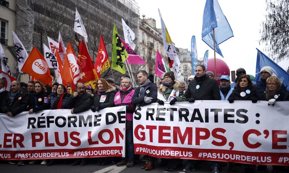 França vive dia ‘infernal’ devido às intensas greves e manifestações contra a reforma da previdência