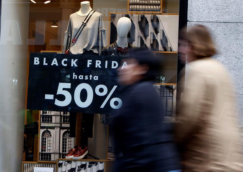 Nos EUA, Black Friday tem menos aglomerações e recordes no comércio online