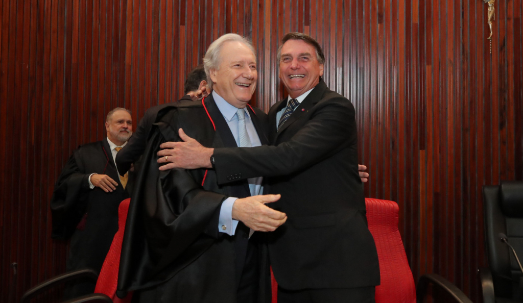 Com aposentadoria de Lewandowski, Bolsonaro pode ter ‘sobrevida’ em julgamento no TSE; entenda