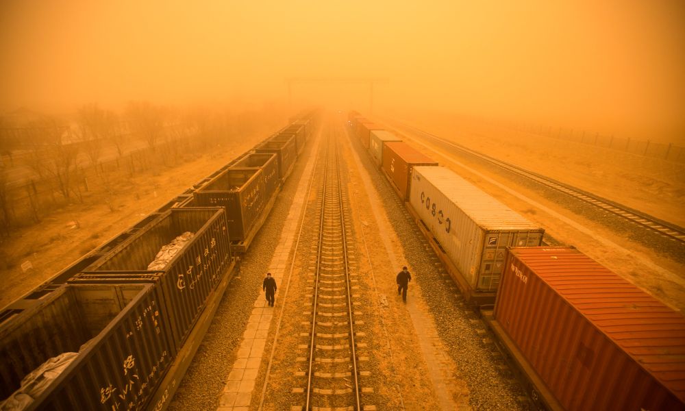 Tempestade de areia atinge a China, eleva poluição ao nível máximo e deixa céu laranja