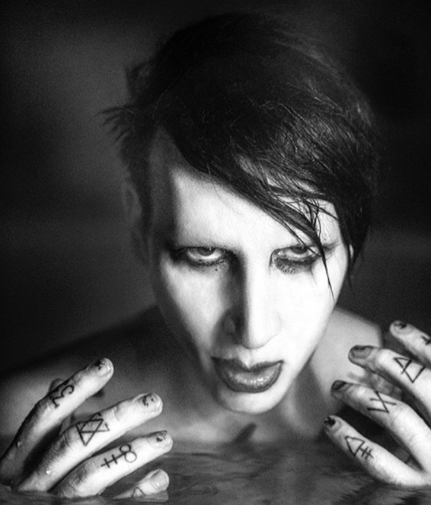Acusado de abuso pela ex-namorada, Marilyn Manson é expulso de gravadora