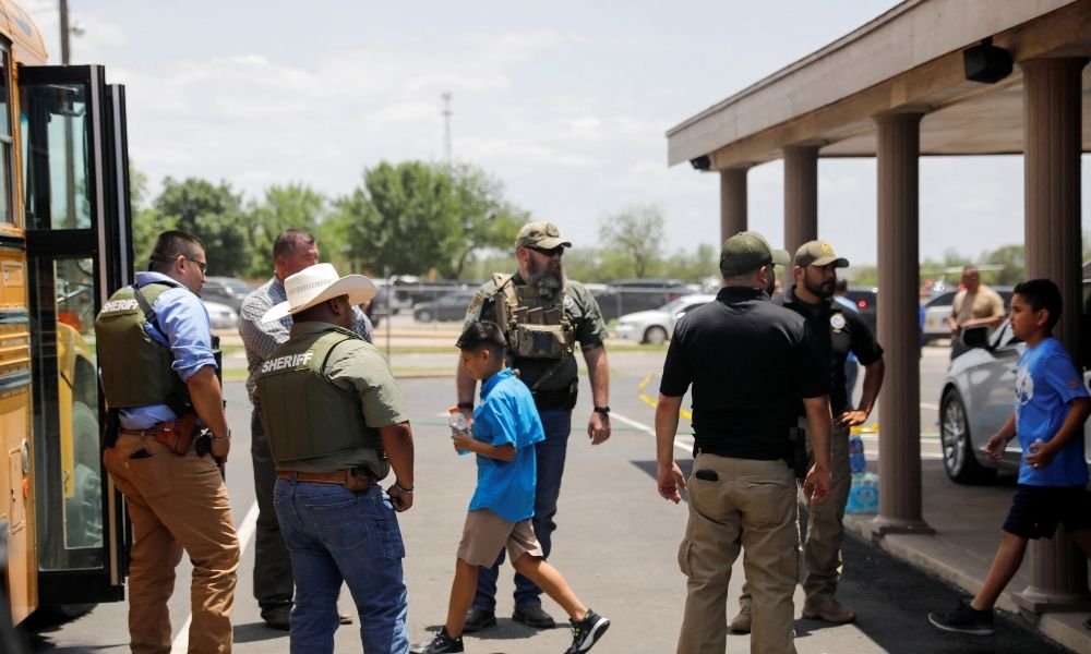 Ataque a tiros em escola do Texas deixa 15 pessoas mortas e dezenas de feridos