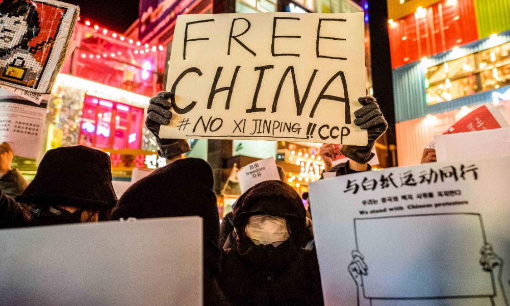 China começa a flexibilizar a rígida política de ‘covid zero’ após onda ‘incomum’ de protestos