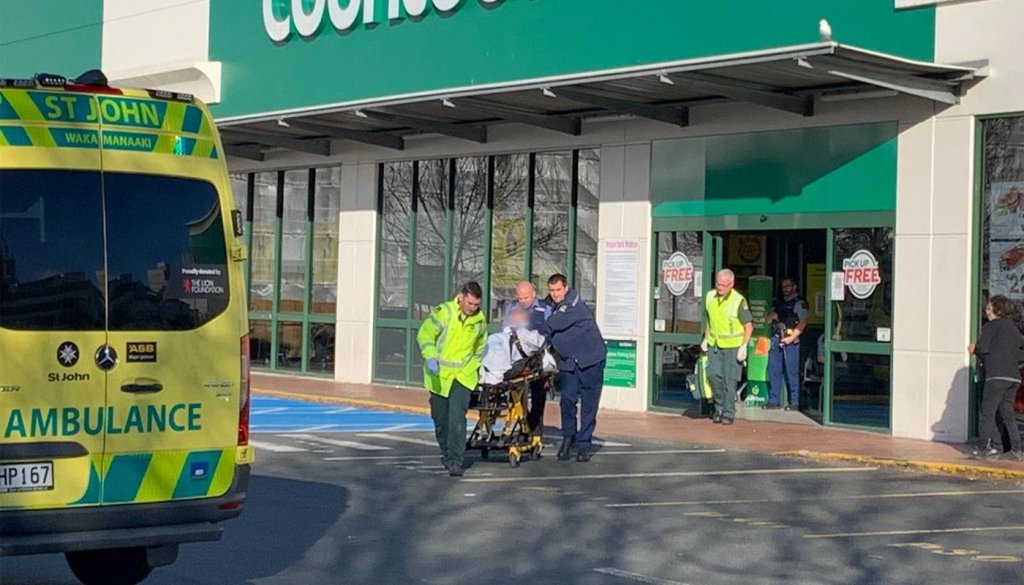 Homem esfaqueia quatro pessoas antes de ser detido por civis em supermercado na Nova Zelândia