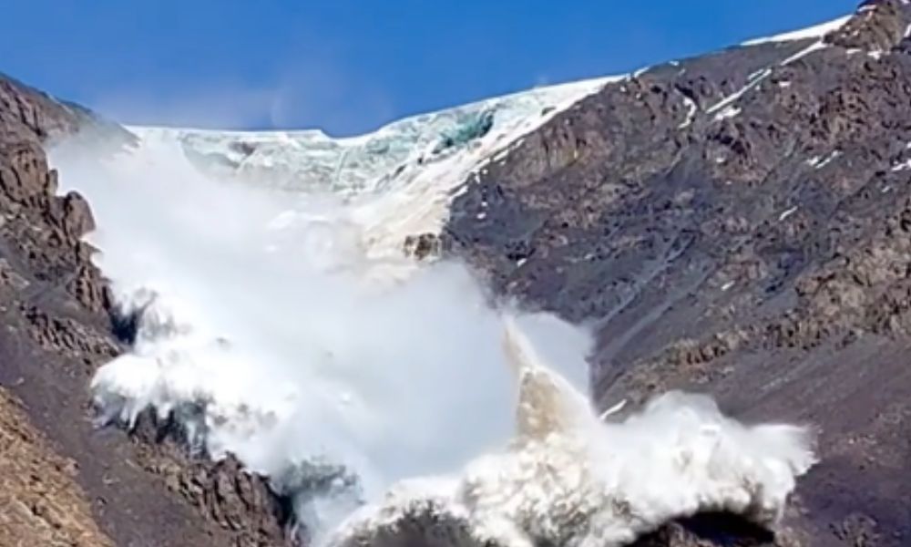Turista é engolido por avalanche no Quirguistão e registra tudo nas redes sociais; veja vídeo