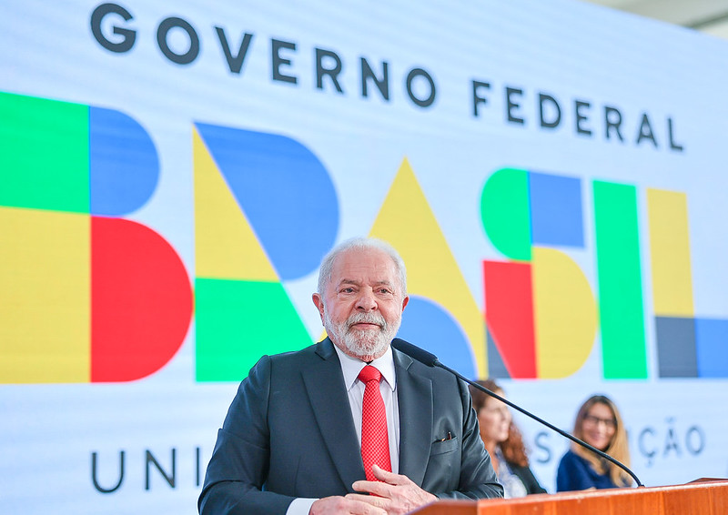 No Dia da Mulher, Lula defende igualdade salarial, cria Dia Marielle Franco e assina decreto para distribuição de absorventes