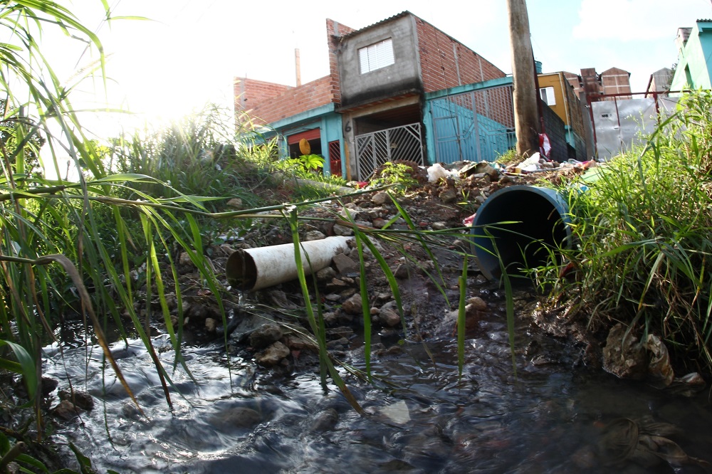 Estudo mostra que 46% das casas no Brasil têm problemas de saneamento
