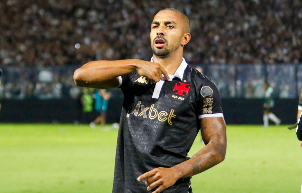 Vasco vence Botafogo, sai da zona de rebaixamento e deixa Brasileirão aberto
