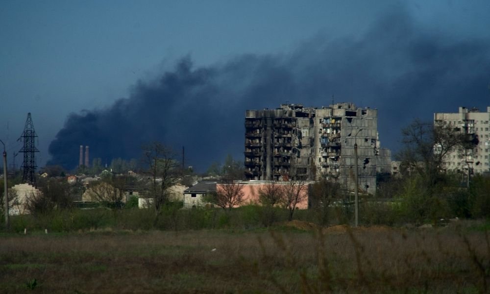 Cinquenta civis ucranianos são evacuados de siderúrgica sitiada em Mariupol
