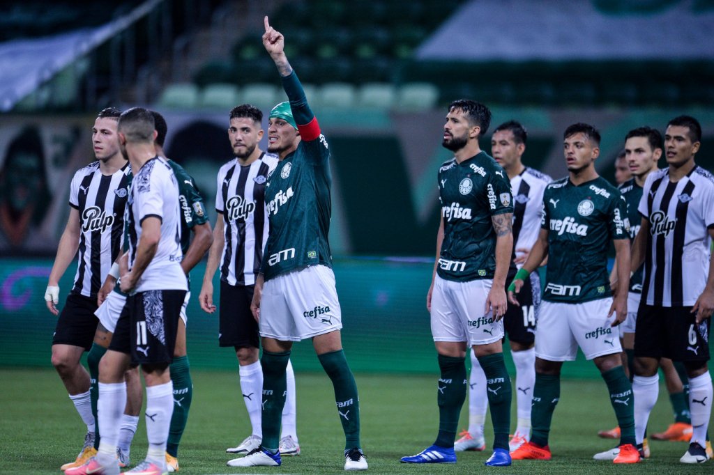Após choque de cabeça, Gustavo Gómez será monitorado pelos médicos do Palmeiras