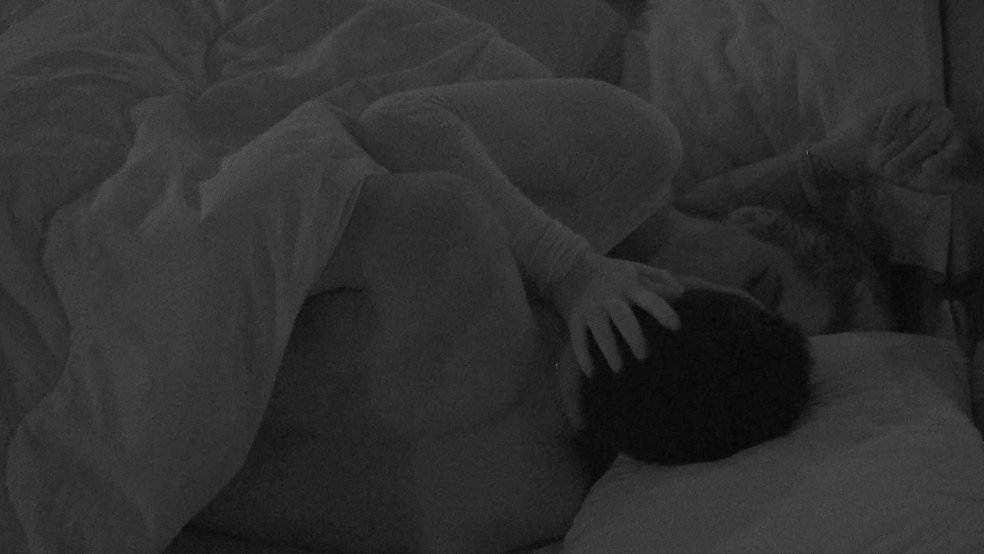 BBB 22: Jade Picon e Paulo André deixam festa e se beijam no quarto do Líder