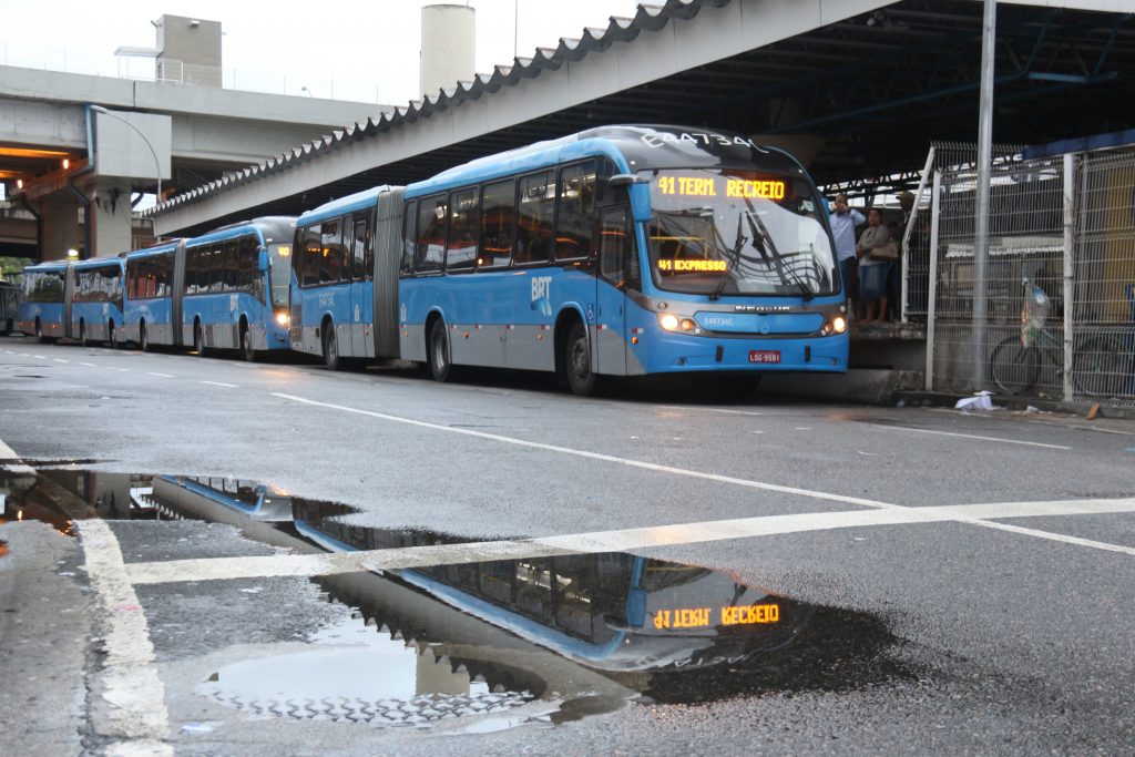 Motorista perde controle e ônibus do BRT vai parar na mata da Barra da Tijuca; veja vídeo