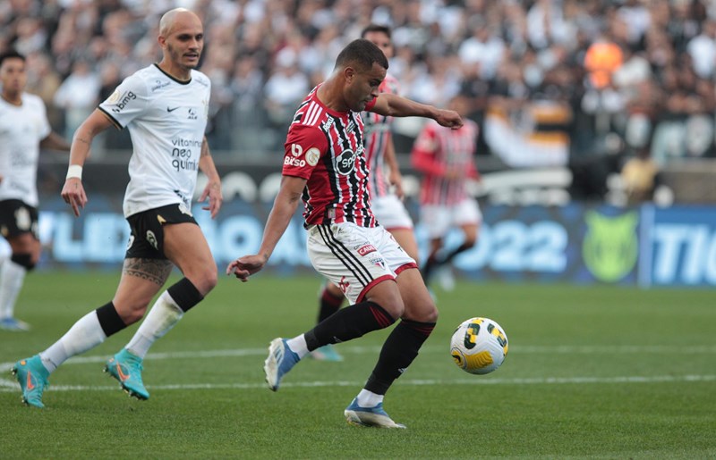 Alisson sofre entorse e vira dúvida no São Paulo para duelo contra o Coritiba 