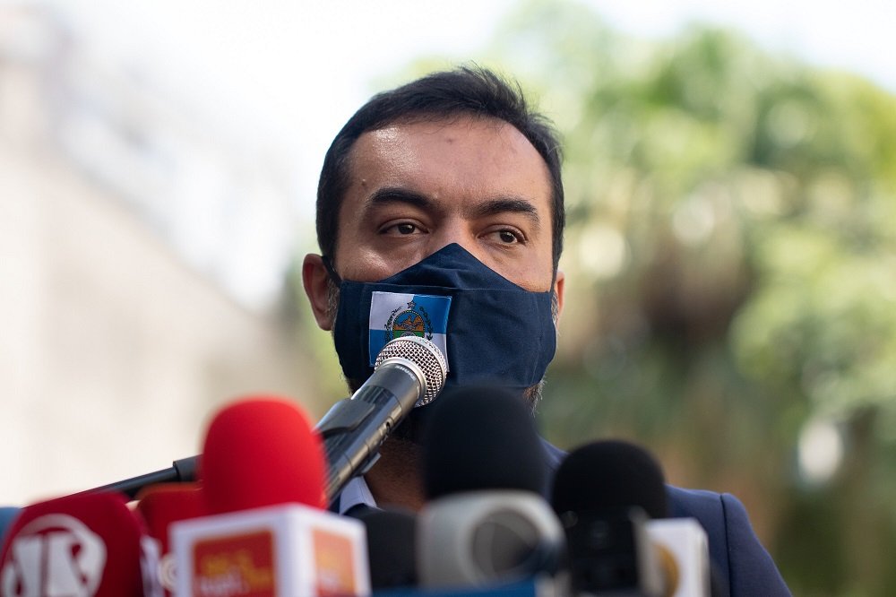 Cláudio Castro exonera secretário preso e anuncia delegado da PF como substituto