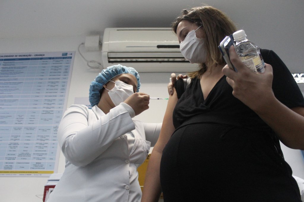 Prefeitura do Rio autoriza que grávidas que tomaram AstraZeneca recebam 2ª dose da Pfizer