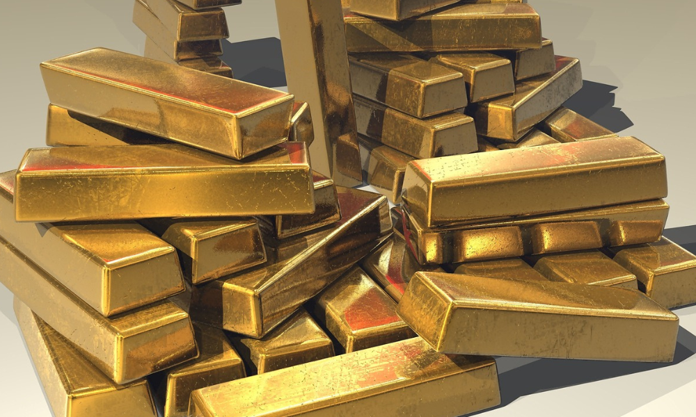 Ouro fecha em alta de 1,6% com alívio nos juros e tensões no Oriente Médio