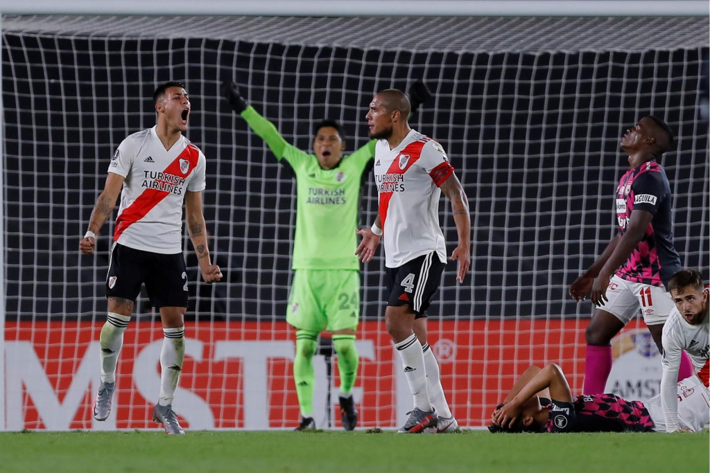 Com goleiro improvisado, River Plate faz partida histórica e vence o Santa Fé na Libertadores