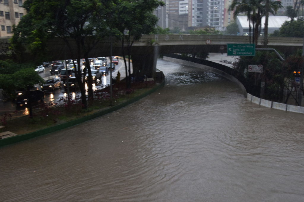 São Paulo registra 42 pontos de enchentes após fortes chuvas