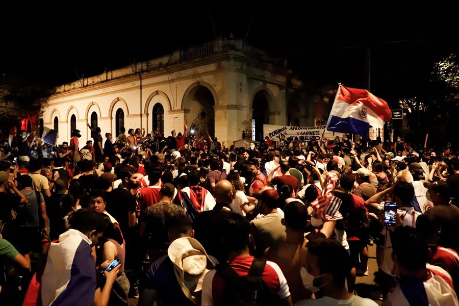 Após manifestações, partido pede afastamento do presidente do Paraguai