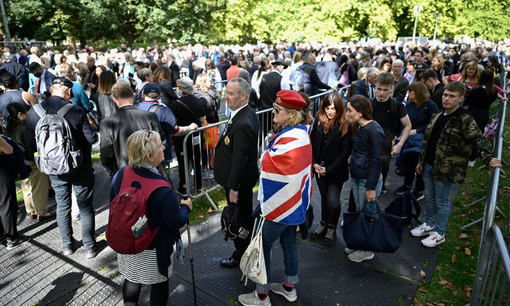 Governo britânico suspende fila para velório de Elizabeth II por excesso de fluxo