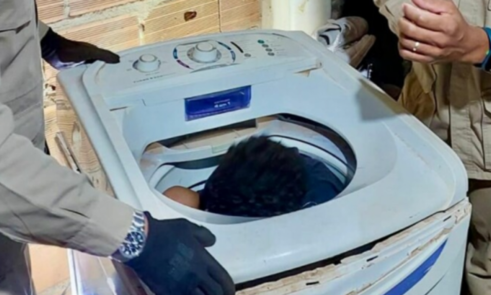 Criança que brincava de pique-esconde é resgatada pelos Bombeiros após ficar presa em máquina de lavar