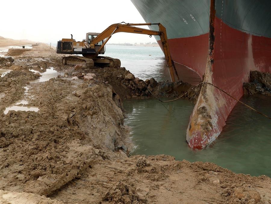 Desencalhar navio no Canal de Suez pode levar ‘de dias a semanas’, diz especialista