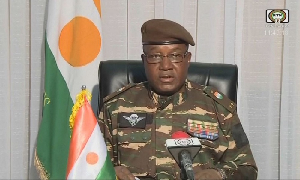 França e UE cortam apoio financeiro ao Níger e pressionam golpistas