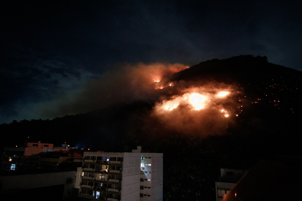 Incêndio florestal atinge morro em Copacabana, no Rio de Janeiro