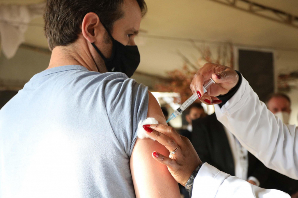 Primeiro lote de vacinas bivalentes contra Covid-19 chega ao Brasil