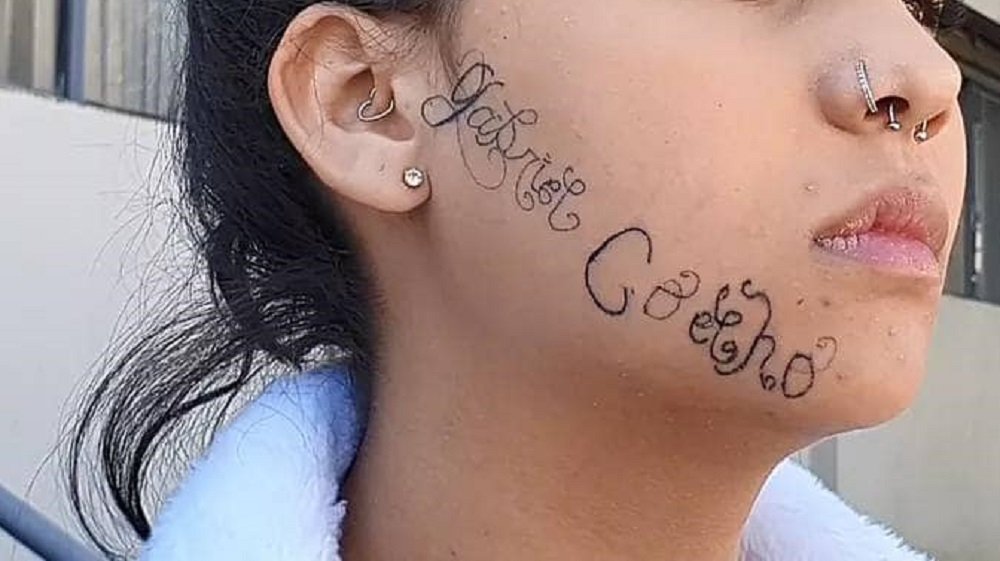 Ex-namorado tatua o próprio nome no rosto de menina à força; Justiça determina prisão preventiva dele