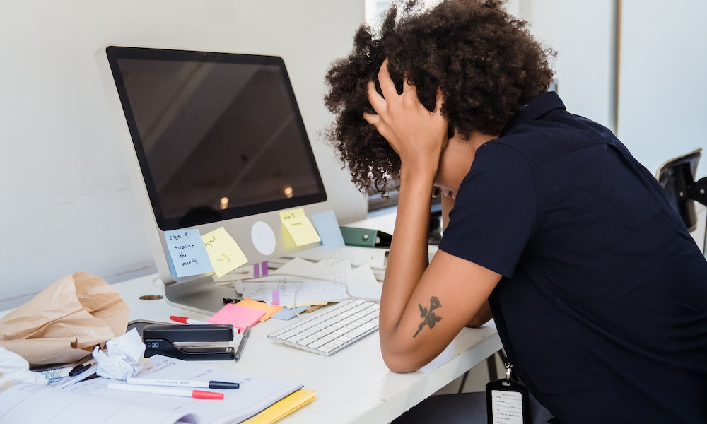 Burnout é mais comum em mulheres devido ao acúmulo de trabalhos, diz psiquiatra
