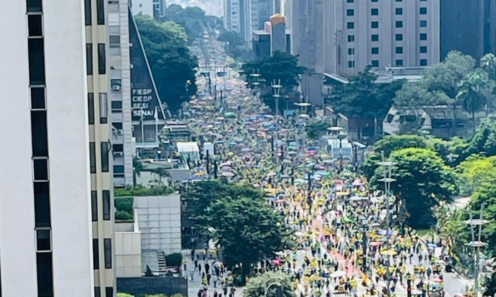 Movimentação aumenta e milhares se juntam na Avenida Paulista