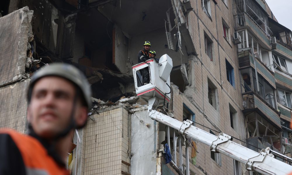 Rússia bombardeia prédio residencial e centro educacional na Ucrânia após ser atacada por drones 