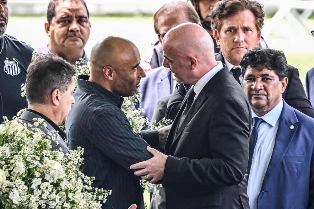 Edinho faz agradecimento após sepultamento de Pelé: ‘Agora ele vai descansar’