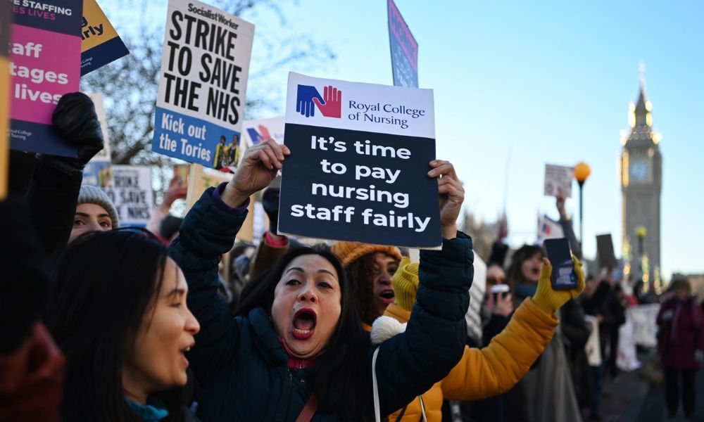 Enfermeiras britânicas fazem maior greve em mais de cem anos para reivindicar aumento salarial