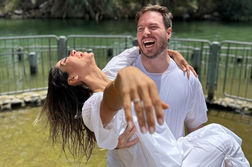 Maíra Cardi e Primo Rico ficam noivos em cerimônia no rio Jordão: ‘Emocionada e com o coração acelerado’