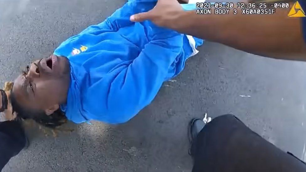 Homem negro paraplégico é arrastado de dentro do carro por policiais nos EUA